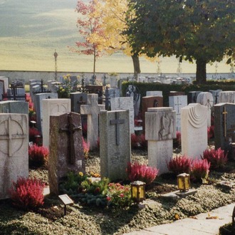  Grablaternen auf dem Friedhof