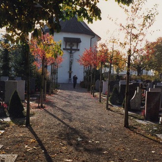 Besucher auf Friedhof an Allerheiligen